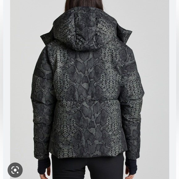 NEW🖤💚VARLEY Dorothy Snake Ski Jacket in Mono Boa size $600 sold out online - Picture 6 of 14